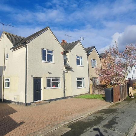 6 Bedroom Spacious Villa, Free Parking Byfleet Екстериор снимка
