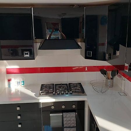 6 Bedroom Spacious Villa, Free Parking Byfleet Екстериор снимка