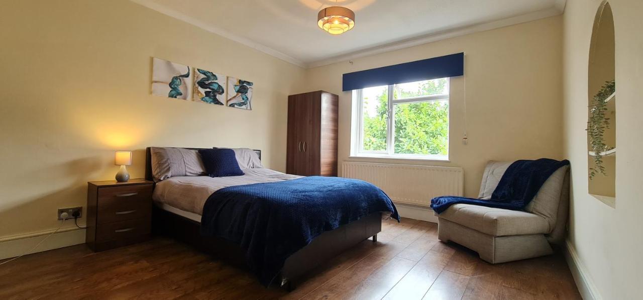 6 Bedroom Spacious Villa, Free Parking Byfleet Екстериор снимка