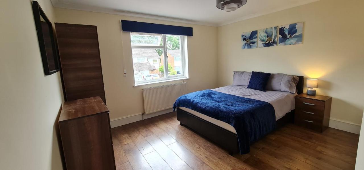 6 Bedroom Spacious Villa, Free Parking Byfleet Екстериор снимка