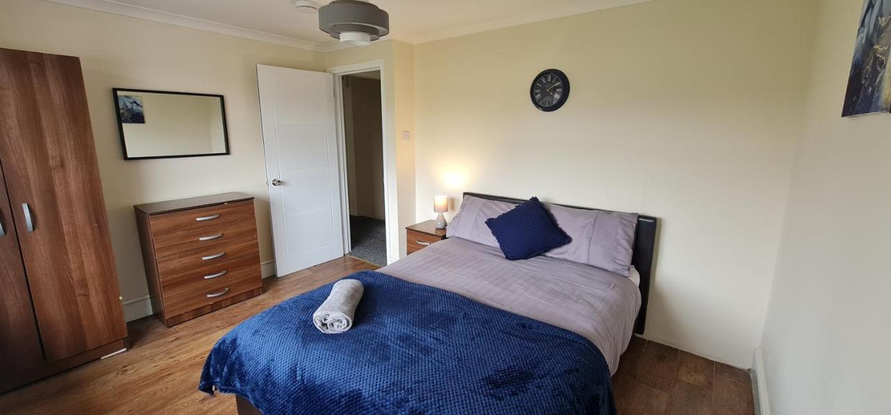 6 Bedroom Spacious Villa, Free Parking Byfleet Екстериор снимка