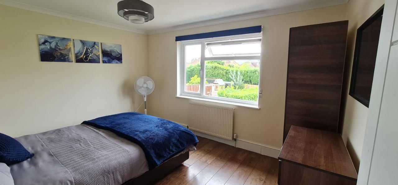 6 Bedroom Spacious Villa, Free Parking Byfleet Екстериор снимка