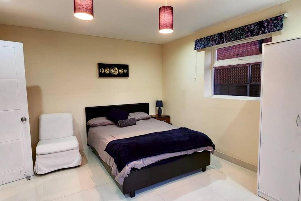 6 Bedroom Spacious Villa, Free Parking Byfleet Екстериор снимка