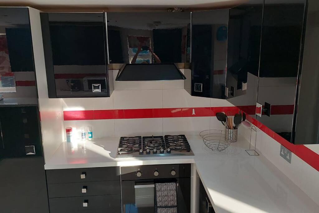6 Bedroom Spacious Villa, Free Parking Byfleet Екстериор снимка