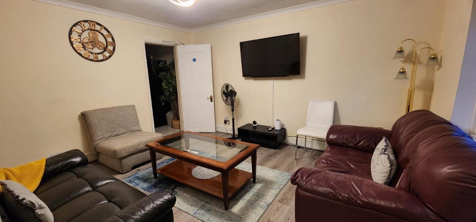 6 Bedroom Spacious Villa, Free Parking Byfleet Екстериор снимка