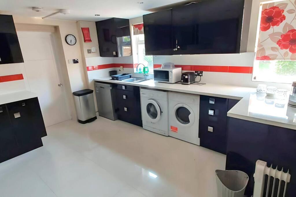 6 Bedroom Spacious Villa, Free Parking Byfleet Екстериор снимка