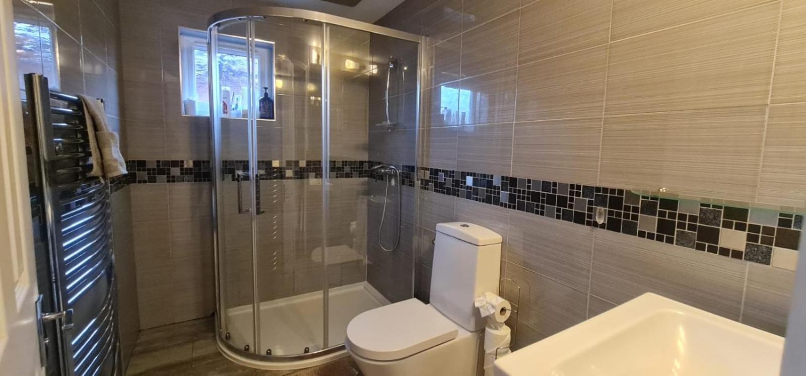 6 Bedroom Spacious Villa, Free Parking Byfleet Екстериор снимка